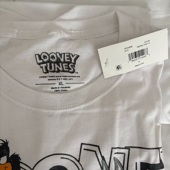 Looney Tunes Adult New T-Shirt Classic Characters Playing in Logo Size XL New - Picture 3 of 5